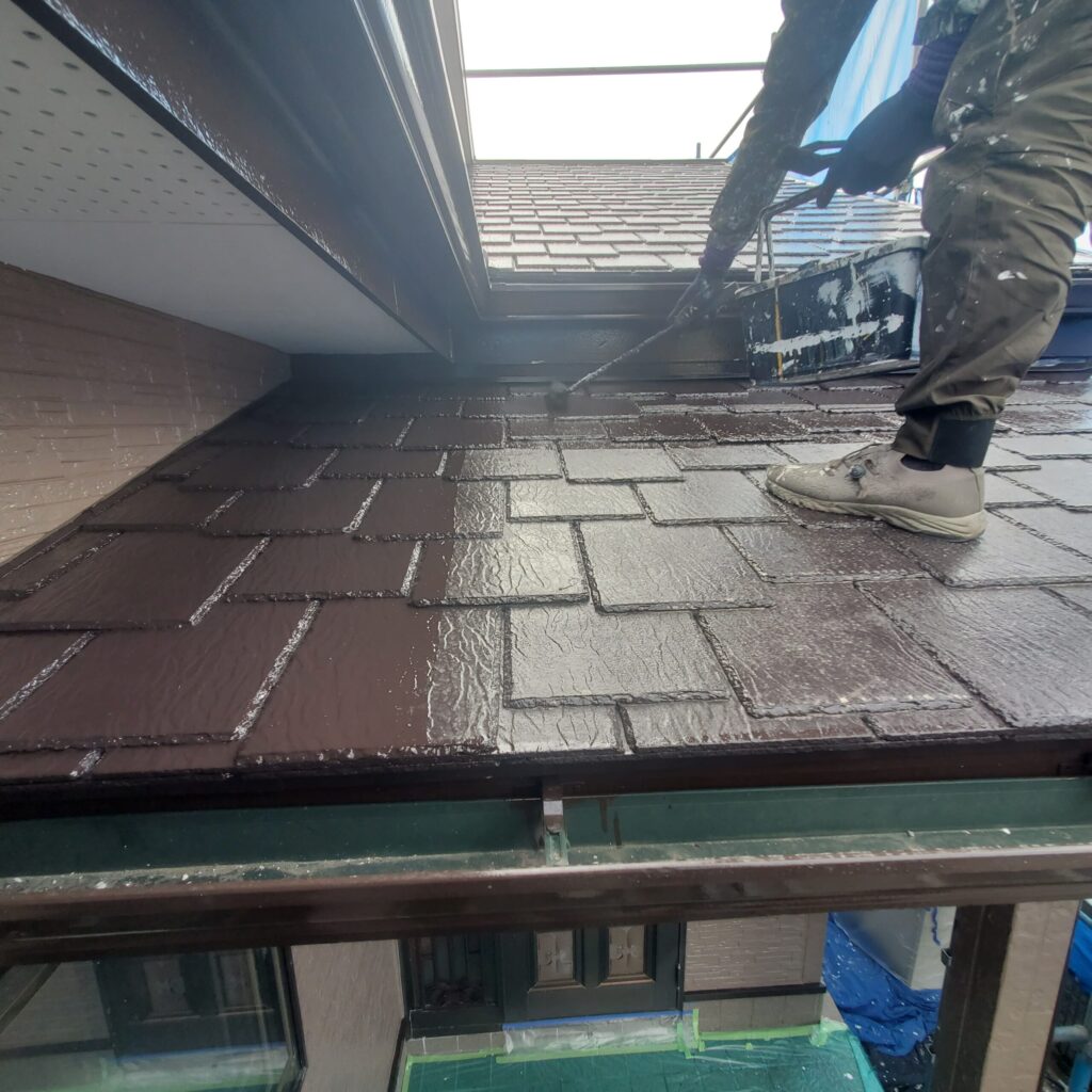 屋根の塗装施工中