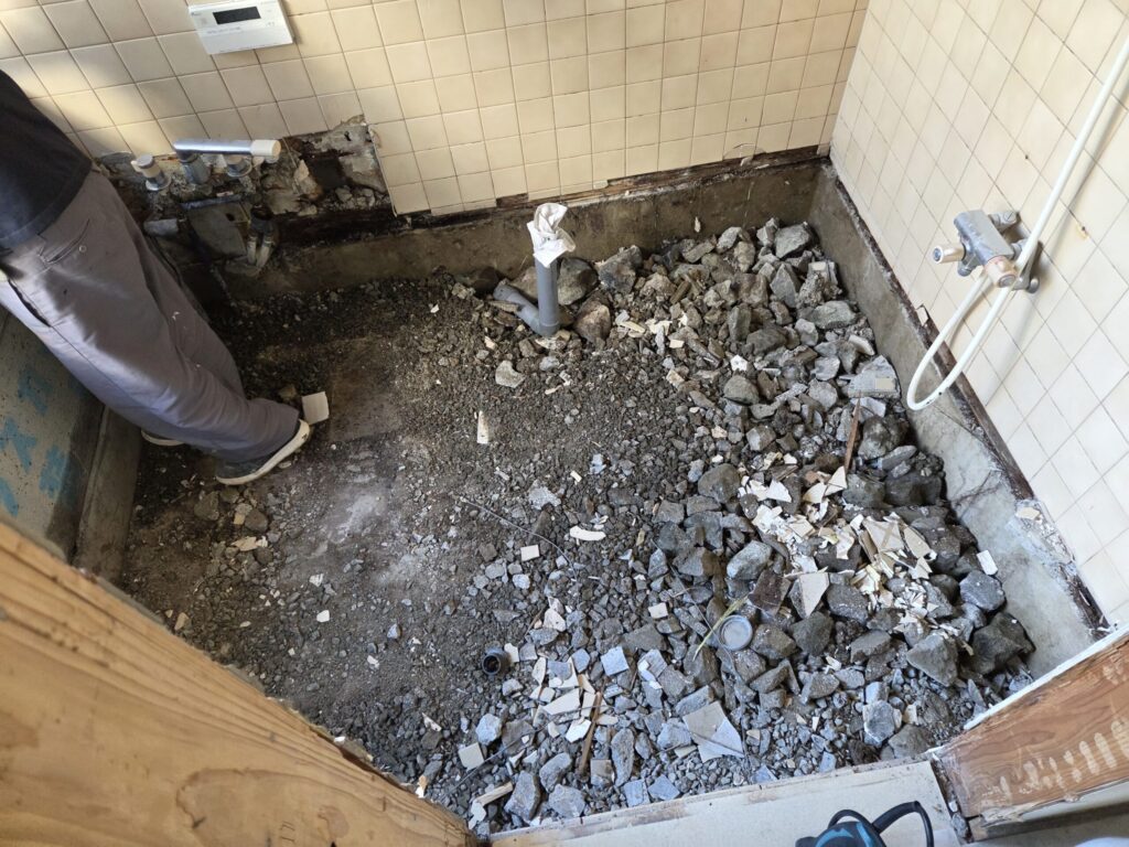 お風呂の解体施工中