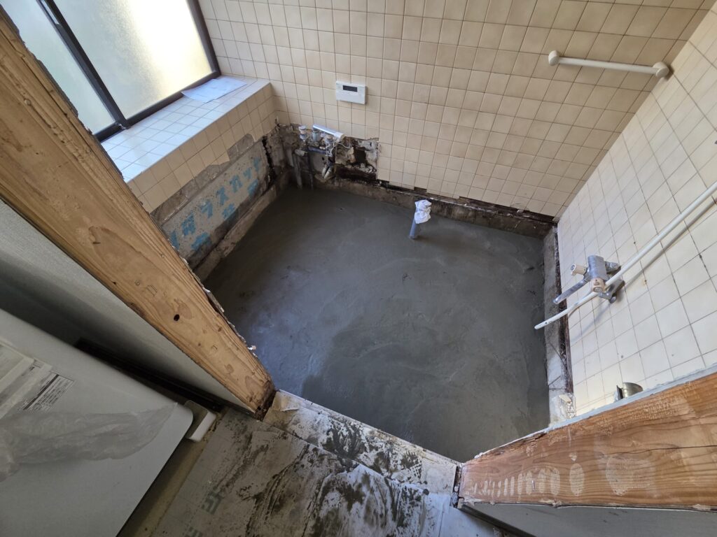 コンクリート基礎の施工中