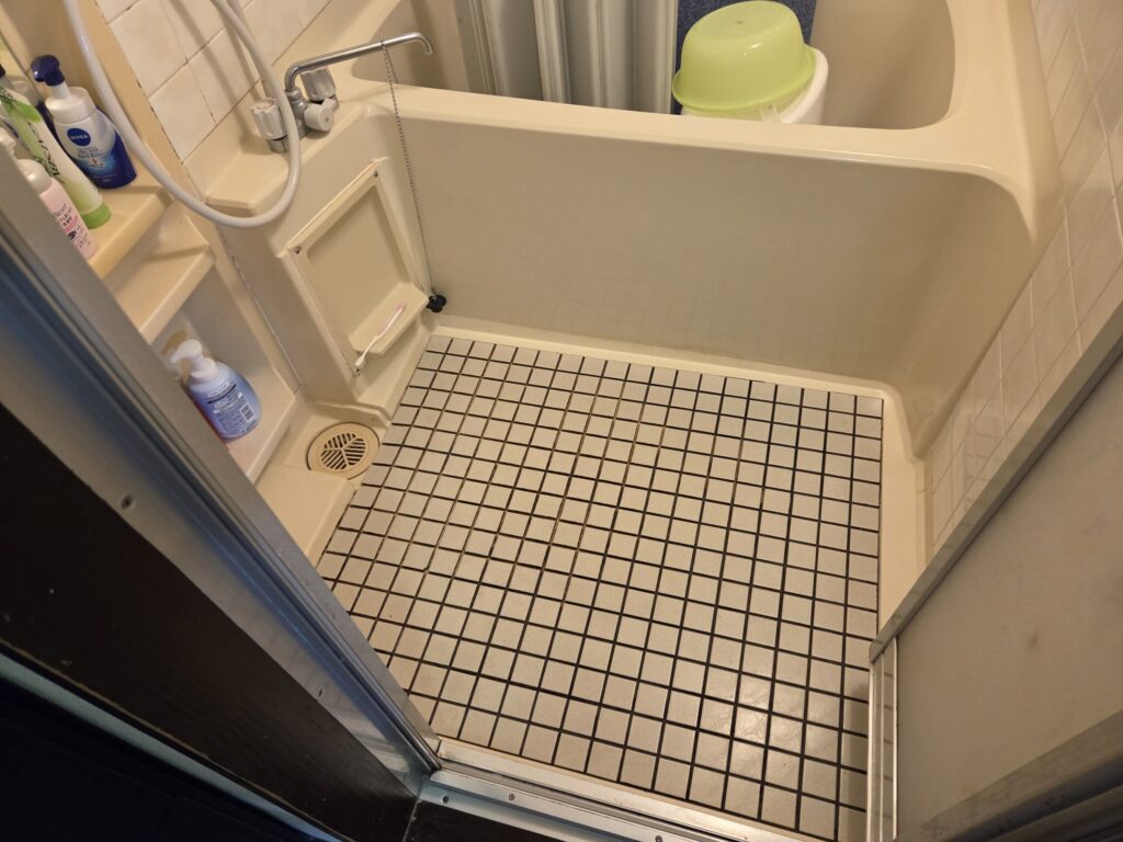 お風呂場内部の施工前